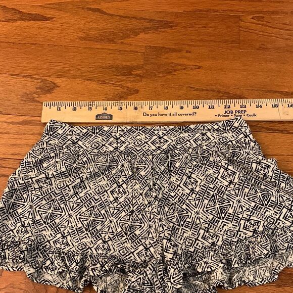 Sadie and Sage extra small geometric design shorts with ruffle hem - Picture 4 of 10